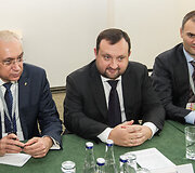 Vie&scaron;butyje &bdquo;Radisson Blu Hotel Lietuva&ldquo; vykstančiame Rytų partnerystės Verslo forume ministras pirmininkas Algirdas Butkevičius susitiko su Europos rekonstrukcijos ir plėtros banko prezidentu Sumu Chakrabartiu. 