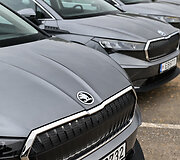 &bdquo;Motus Auto&ldquo; Valstybinei mi&scaron;kų urėdijai perdavė 88 elektromobilius &bdquo;&Scaron;koda Enyaq&ldquo;