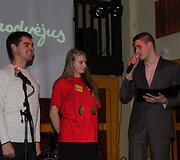 Mindaugas ir Justina su persodintais inkstais ir renginio vedėjas Simonas Indra&scaron;ius.