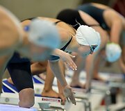 Parolimpinių žaidynių plaukimo čempionė Jessica Long (antra i&scaron; kairės).