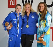 Parolimpinių žaidynių plaukimo čempionė Jessica Long (viduryje)