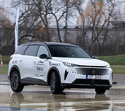 Lietuvos metų automobilis 2025 m.: testai ant &scaron;lapių dangų