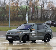 Lietuvos metų automobilis 2025 m.: testai ant &scaron;lapių dangų