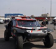 Dakaro automobiliai Džedos uoste i&scaron;krauti i&scaron; kelto, Dacia