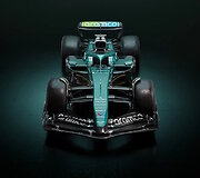 &bdquo;Aston Martin&ldquo; F1 komandos automobilis pristatymo Londone metu