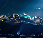&bdquo;Aston Martin&ldquo; F1 komandos automobilis pristatymo Londone metu