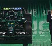 &bdquo;Aston Martin&ldquo; F1 komandos automobilis pristatymo Londone metu