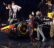 &bdquo;Oracle Red Bull Racing&ldquo; F1 komandos automobilis, Liamas Lawsonas ir Maxas Verstappenas