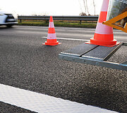 Slopintuvai saugo kelyje dirbančius kelininkus