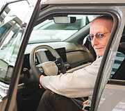 Arūnas Valinskas persėdo į elektromobilį