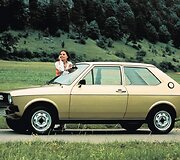 1974 metais Audi 50 tapo pirmuoju moderniu voki&scaron;ku supermini klasės automobiliu. (Audi nuotrauka)