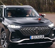 Pretendentus į Lietuvos metų automobilio tirulą i&scaron;bandė žinmi žmonės