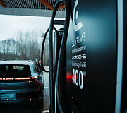 Naujas &bdquo;Eldrive Porsche Charging Hub&ldquo; atidarytas magistralėje Vilnius&ndash;Klaipėda