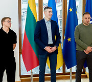 Autosporto atstovai Rokas Baciu&scaron;ka, Karolis Ramo&scaron;ka, Nerimantas Jucius, Albertas Veliamovičius Lietuvos Vyriausybėje