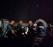 Dakaro maratono bivakas: Dovydas Karka, Saulius Klevinskas ir Gediminas &Scaron;atkus
