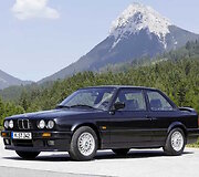 BMW E30 originaliai yra gana auk&scaron;tas, bet tokie tais laikais buvo prakti&scaron;kai visi kasdieni&scaron;ki automobiliai (gamintojo nuotrauka)
