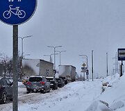 Eismas &Scaron;iauliuose, dėl sniego stoja vilkikai