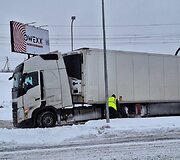 Eismas &Scaron;iauliuose, dėl sniego stoja vilkikai
