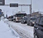 Eismas &Scaron;iauliuose, dėl sniego stoja vilkikai