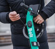 &bdquo;Bolt&ldquo; paspirtukas su šalmu. &bdquo;Bolt&ldquo; nuotrauka