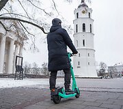 Paspirtuko vairuotojas su šalmu. &bdquo;Bolt&ldquo; nuotrauka