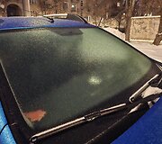 Ledo pluta lijundros padengtas automobilio stiklas