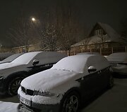 Apsnigti automobiliai Vilniuje