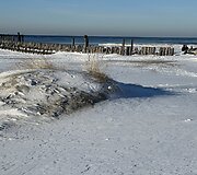 &Scaron;ventosios paplūdimys, padengtas ledu