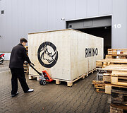 Lietuvi&scaron;ko automobilio &bdquo;Rhino RR01&ldquo; supakavimas ir siuntimas