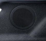 Elektromobilis XPENG P7+ fotostudijoje