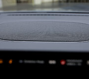 Elektromobilis XPENG P7+ fotostudijoje
