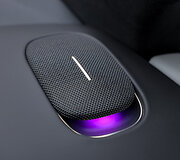Elektromobilis XPENG P7+ fotostudijoje