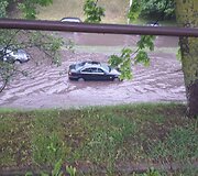 Audra Vilniuje, Narbuto g., skendo automobiliai, Valerijos Iljinaitės nuotr.
