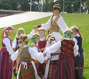 Kauno lop&scaron;elis-darželis " Žemyna". Foto sesija prie&scaron; respublikinį konkursą " Jievaro tiltas". Tapome vieni i&scaron; laureatų. &Scaron;tai, taip mes ugdome būsimą kartą.