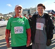 Stasys Laniauskas (kairėje) - po kepenų persodinimo operacijos. Jis lengvai įveikė 10 km.