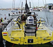 Roką Milevičių į regatą "Volvo Ocean Race" i&scaron;lydėjo minia lietuvių, tėvai ir draugė Erika 2014 m. spalio 11 d. 