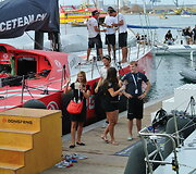 Roką Milevičių į regatą "Volvo Ocean Race" i&scaron;lydėjo minia lietuvių, tėvai ir draugė Erika 2014 m. spalio 11 d. 