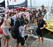 Roką Milevičių į regatą "Volvo Ocean Race" i&scaron;lydėjo minia lietuvių, tėvai ir draugė Erika 2014 m. spalio 11 d. 