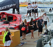 Roką Milevičių į regatą "Volvo Ocean Race" i&scaron;lydėjo minia lietuvių, tėvai ir draugė Erika 2014 m. spalio 11 d. 