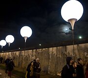 Meno projektas &bdquo;Lichtgrenze 2014&ldquo; (&bdquo;&Scaron;viesos siena 2014&ldquo;): Berlyną nu&scaron;vietė 8000 baltų &scaron;viestuvų