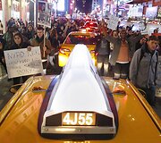 I&scaron;teisinus policininką, nu&scaron;ovusį juodaodį Michaelą Browną, Niujorke žmonės susirinko į demonstraciją 2014 m. lapkričio 26 d. 