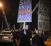 I&scaron;teisinus policininką, nu&scaron;ovusį juodaodį Michaelą Browną, Niujorke žmonės susirinko į demonstraciją 2014 m. lapkričio 26 d. 
