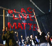 I&scaron;teisinus policininką, nu&scaron;ovusį juodaodį Michaelą Browną, Niujorke žmonės susirinko į demonstraciją 2014 m. lapkričio 26 d. 