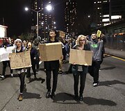 I&scaron;teisinus policininką, nu&scaron;ovusį juodaodį Michaelą Browną, Niujorke žmonės susirinko į demonstraciją 2014 m. lapkričio 26 d. 