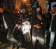 I&scaron;teisinus policininką, nu&scaron;ovusį juodaodį Michaelą Browną, Niujorke žmonės susirinko į demonstraciją 2014 m. lapkričio 26 d. 