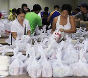 Filipinų gyventojai ruo&scaron;iasi atremti taifūną Hagupit 2014 m. gruodžio 06 d. 