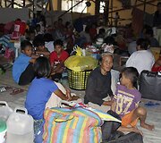 Filipinų gyventojai ruo&scaron;iasi atremti taifūną Hagupit 2014 m. gruodžio 06 d. 