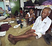 Filipinų gyventojai ruo&scaron;iasi atremti taifūną Hagupit 2014 m. gruodžio 06 d. 