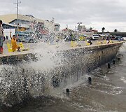 Filipinų gyventojai ruo&scaron;iasi atremti taifūną Hagupit 2014 m. gruodžio 06 d. 