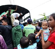 Filipinų gyventojai ruo&scaron;iasi atremti taifūną Hagupit 2014 m. gruodžio 06 d. 